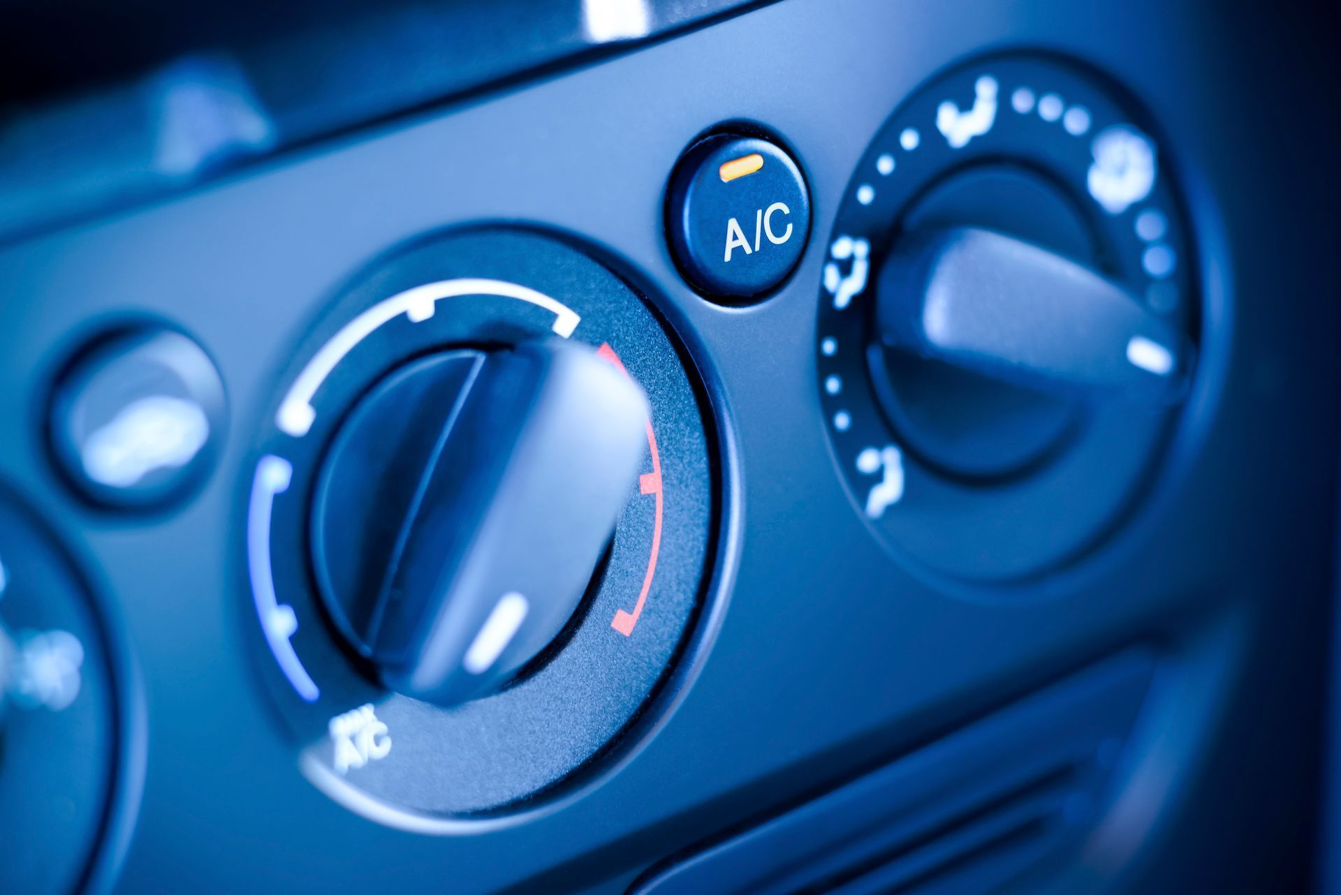 Un primer plano del panel de control del aire acondicionado de un automóvil.
