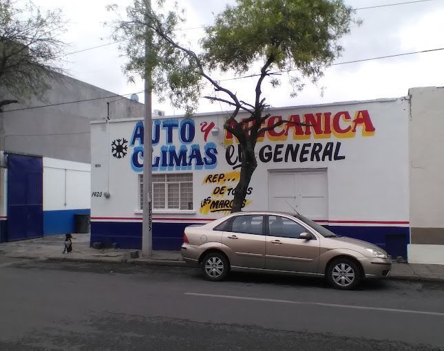 Un auto esta estacionado frente a un edificio que dice auto y mecanica climas general