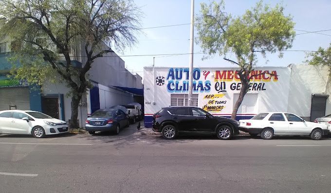 Una fila de autos está estacionada frente a un edificio.