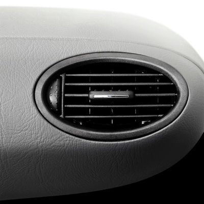 Un primer plano de la salida de aire de un automóvil en el tablero.