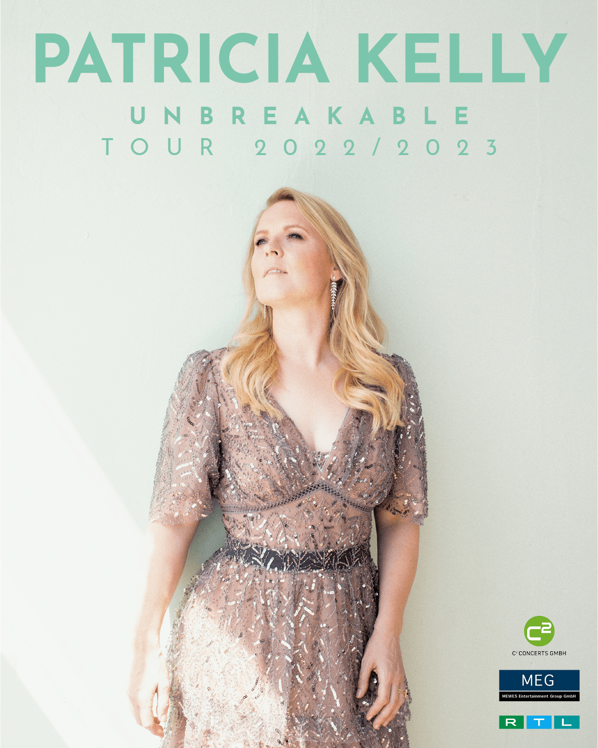 Eine Frau mit einer Blume im Haar sitzt vor einem Fenster.