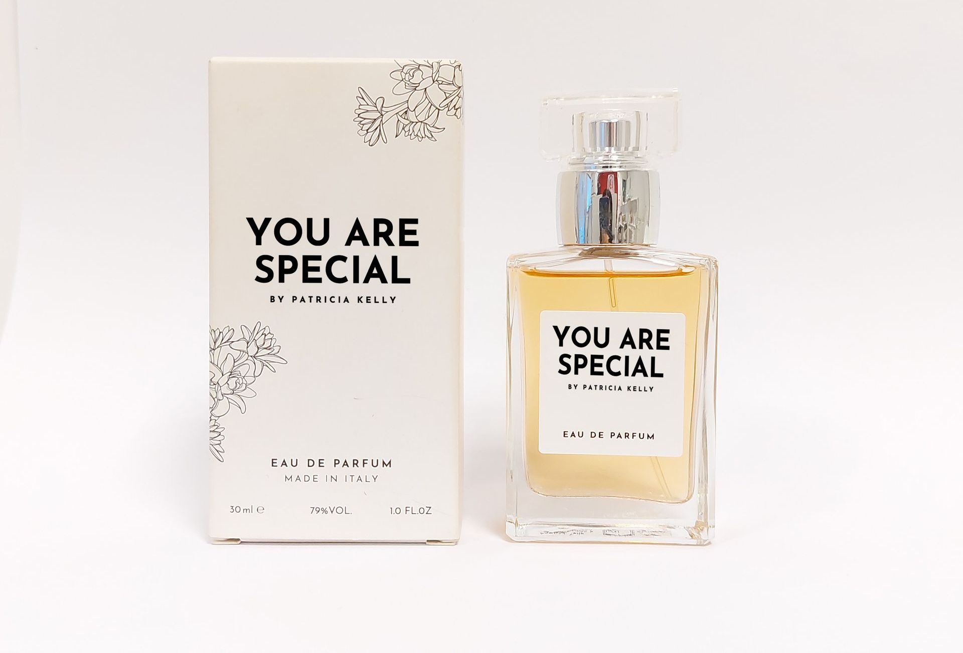 Eine Flasche „You Are Special“-Parfüm neben der Schachtel