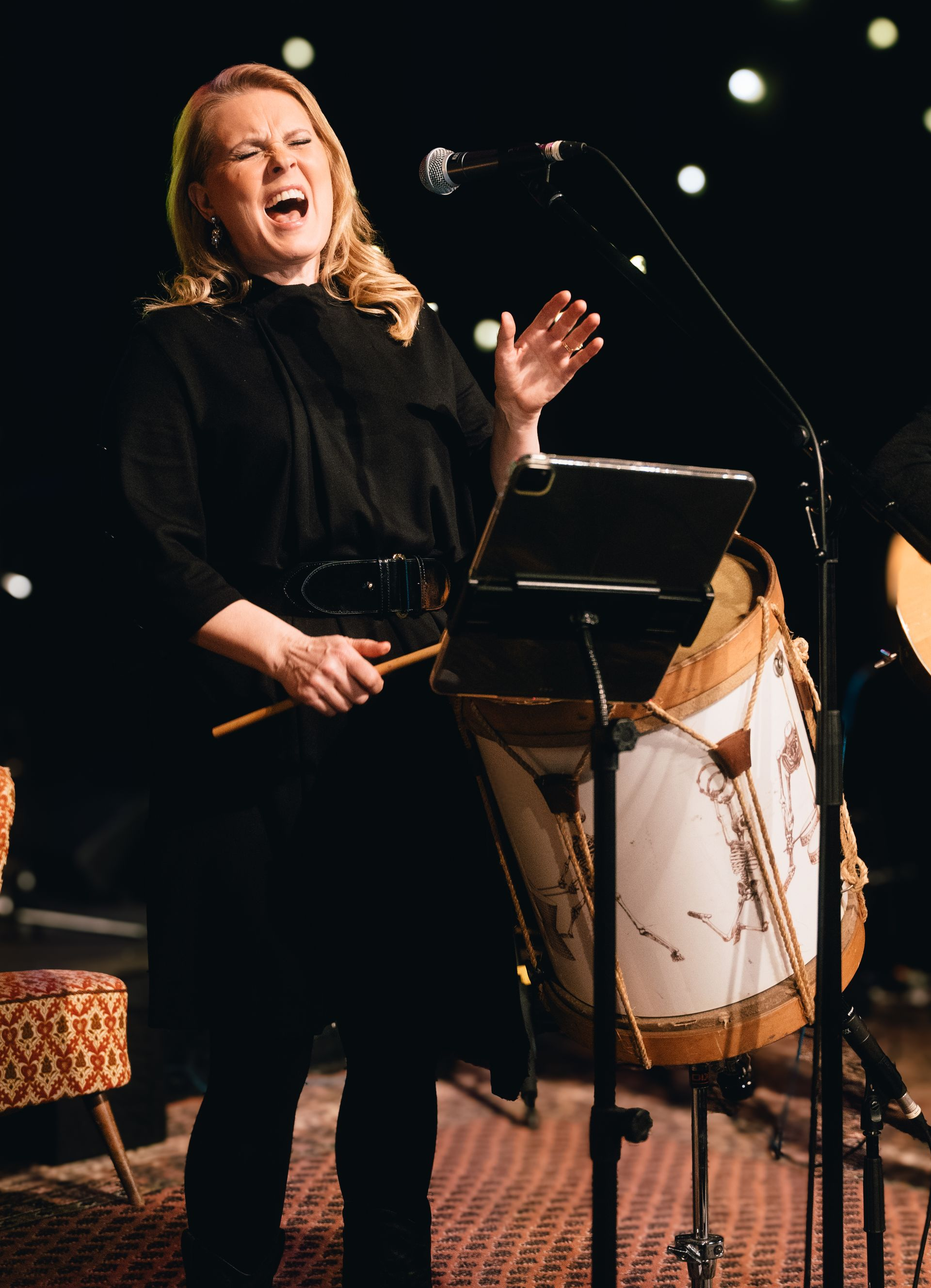 Eine Frau in einem Kleid ist auf dem Cover von Patricia Kellys Album