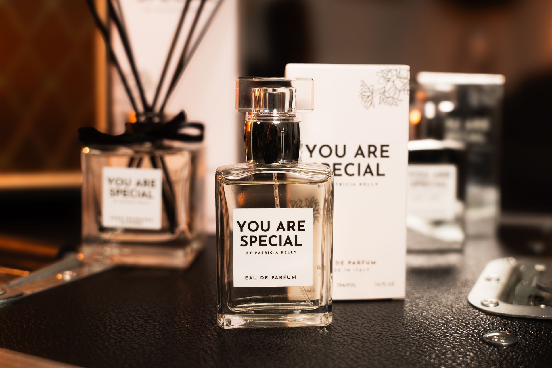 Eine Flasche „You Are Special“-Parfüm neben der Schachtel