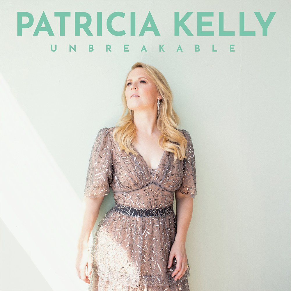 Eine Frau in einem Kleid ist auf dem Cover von Patricia Kellys Album