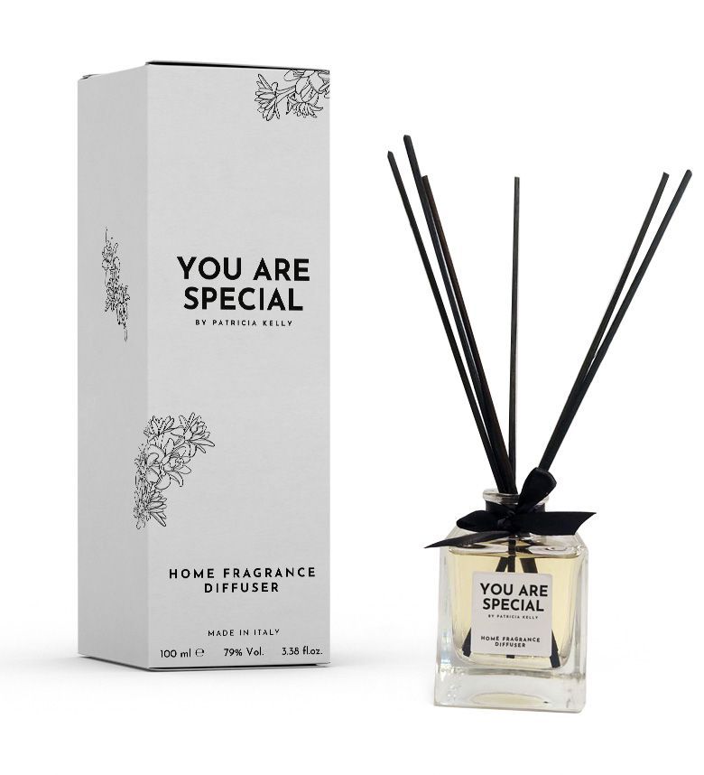 Ein You Are Special Raumduft-Diffusor mit schwarzen Stäbchen