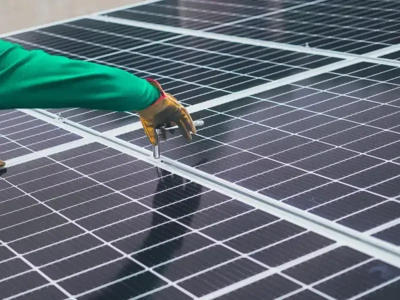 zonnepanelen bevestigen op dak