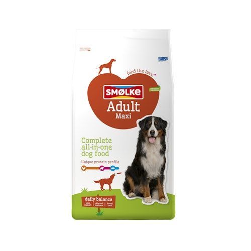Een zak Smølke Adult Maxi hondenvoer met een groot rood hart, een Berner Sennenhond en een witte achtergrond.