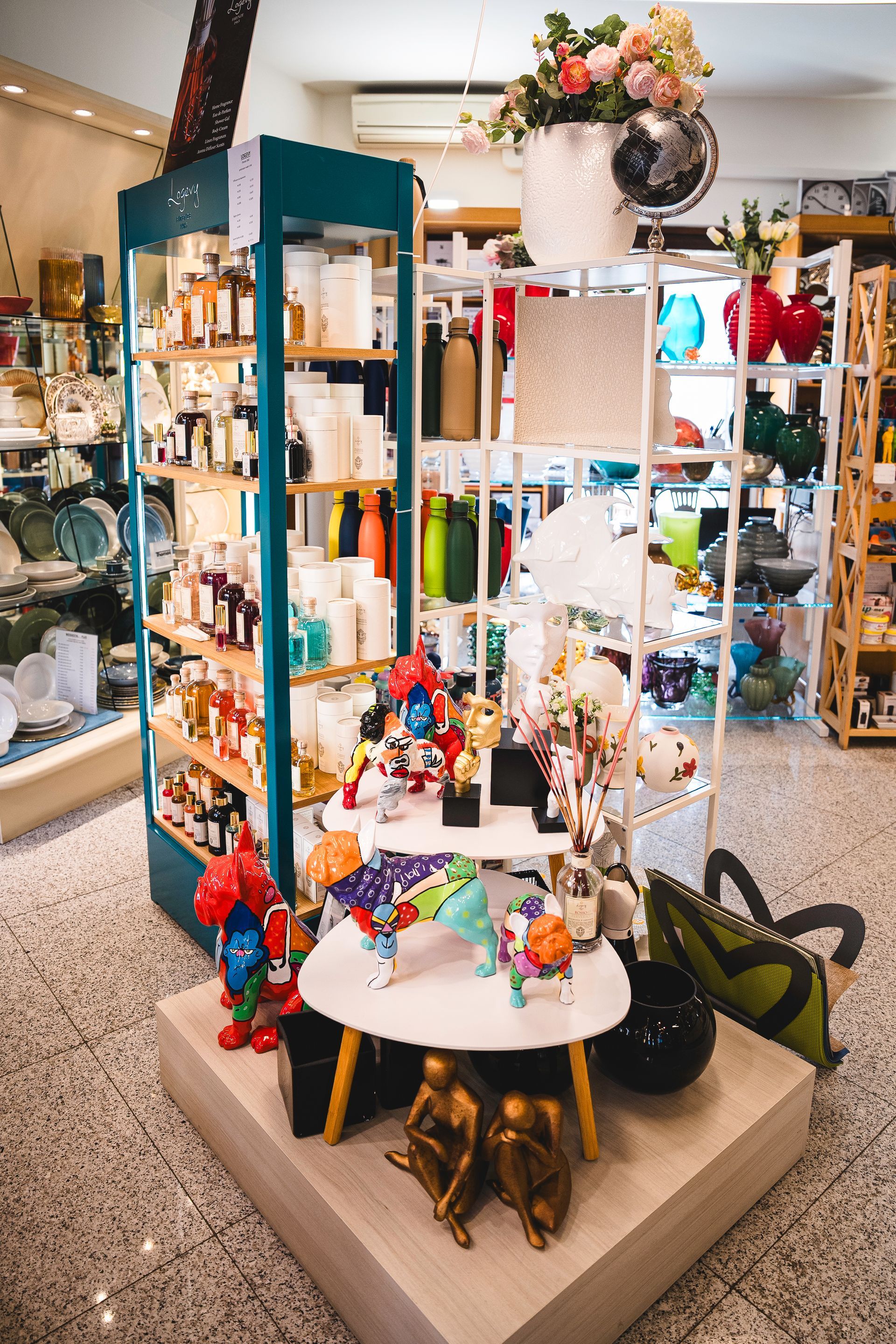 Una vetrina con scaffali pieni di oggetti decorativi