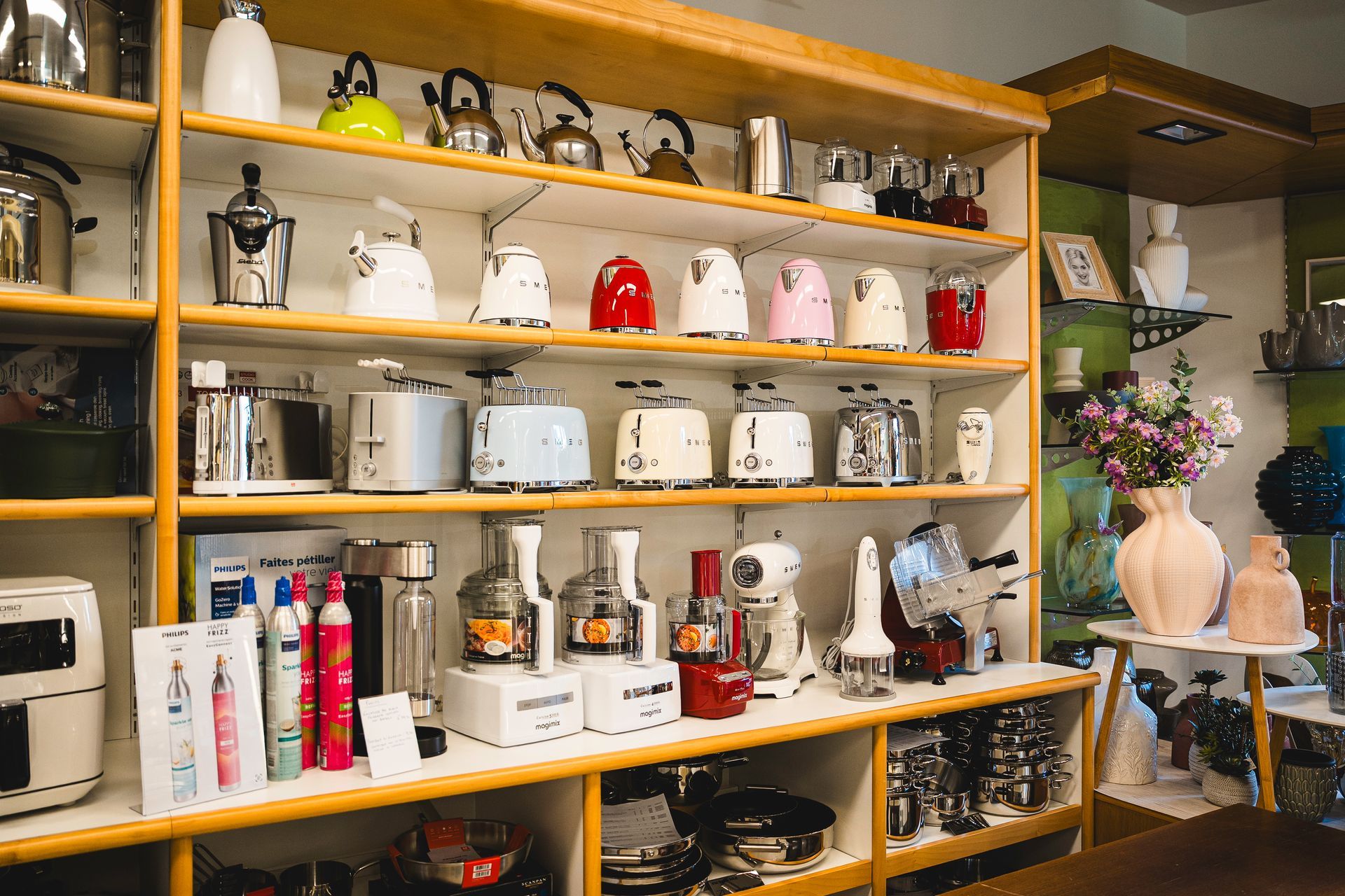 Sugli scaffali del negozio sono esposti vari elettrodomestici da cucina