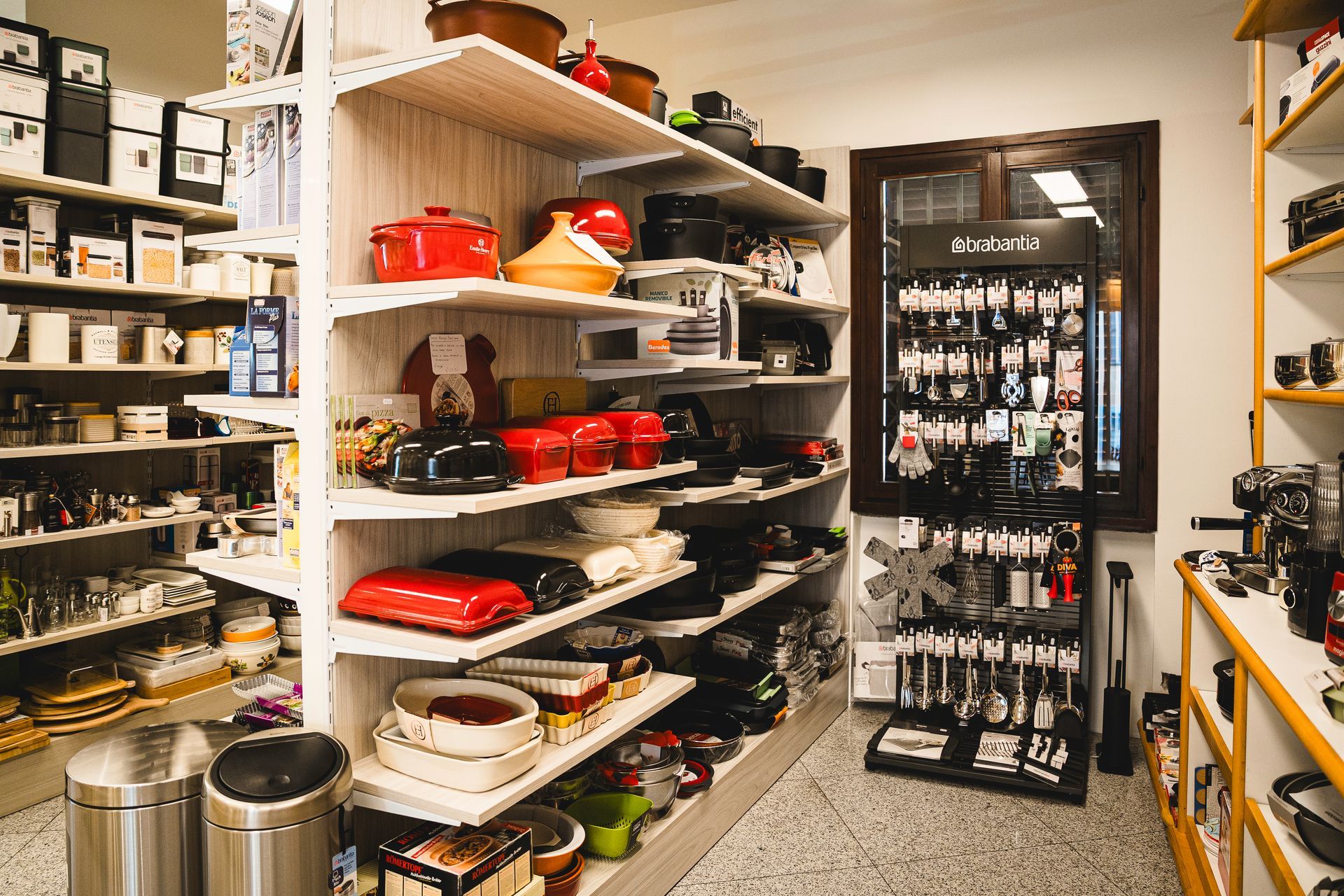 Interno di un negozio di articoli per la cucina con scaffali