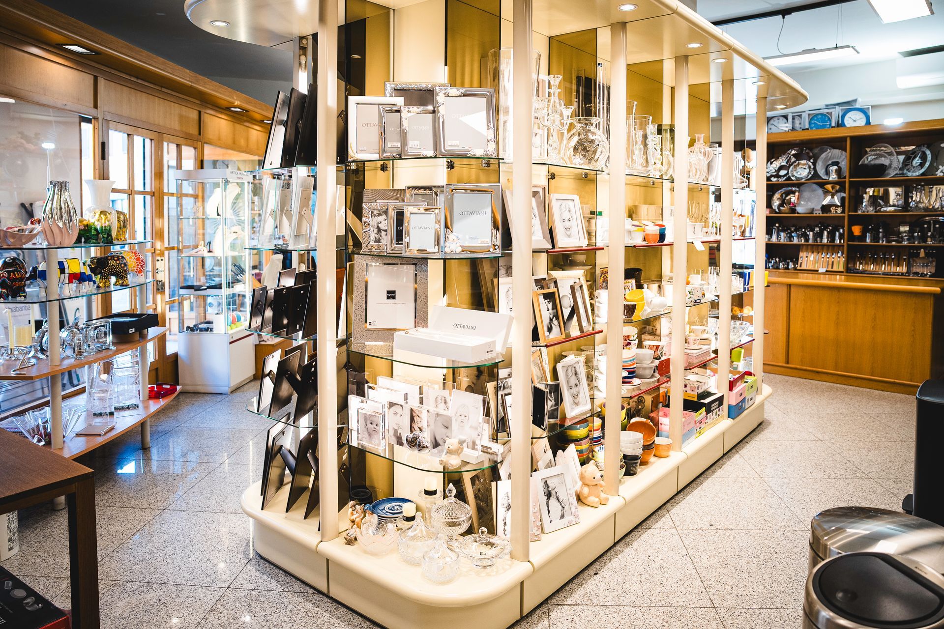 L'interno di un negozio di articoli da regalo, con scaffali pieni di cornici