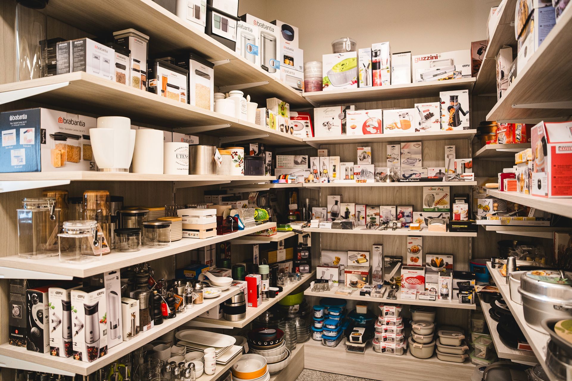 Scaffali di un negozio di articoli per la cucina ben fornito
