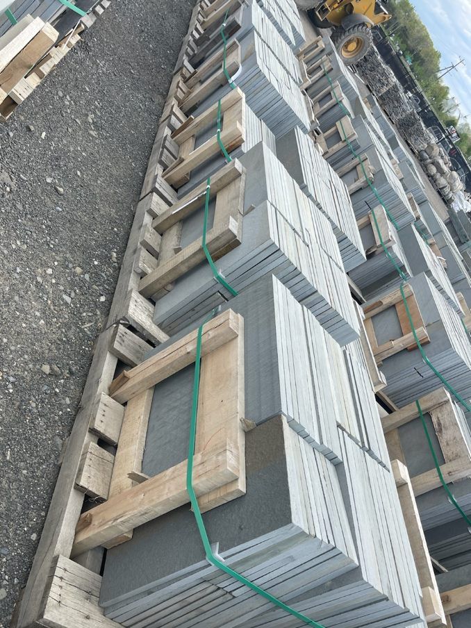 A bunch of bricks stacked on top of each other on wooden pallets