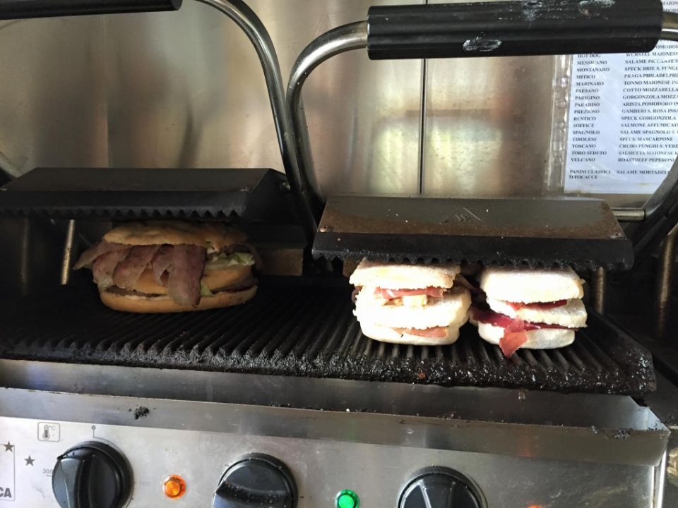 preparazione panini alla piastra