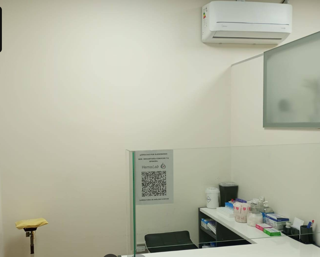 Una habitación con una mesa y sillas frente a una ventana.