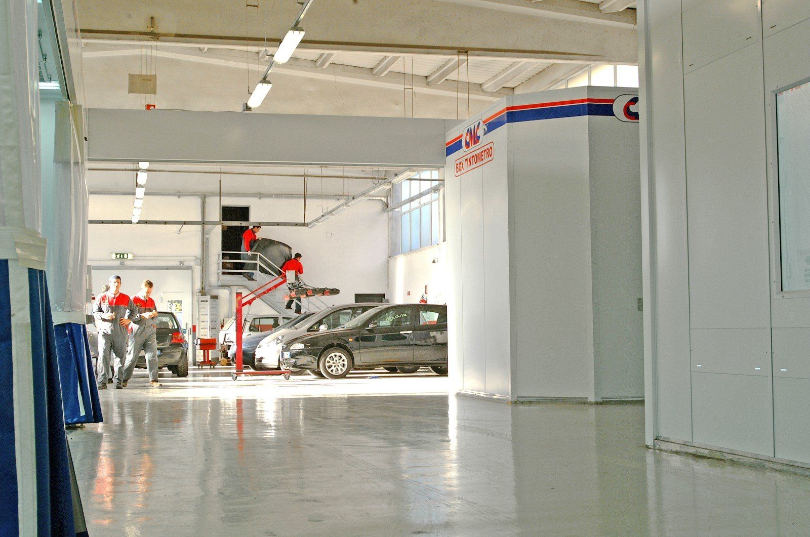 auto in riparazione nella carrozzeria auto