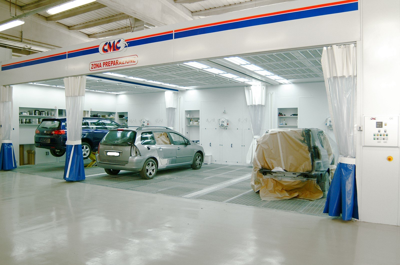 auto in attesa di riparazione nella carrozzeria auto