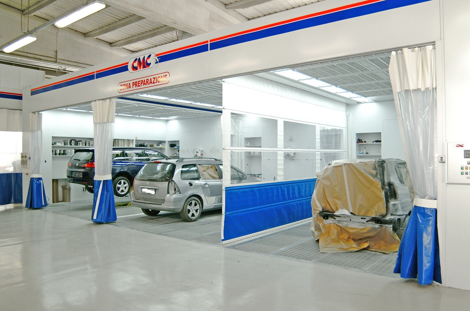 auto pronte da verniciare nella carrozzeria auto