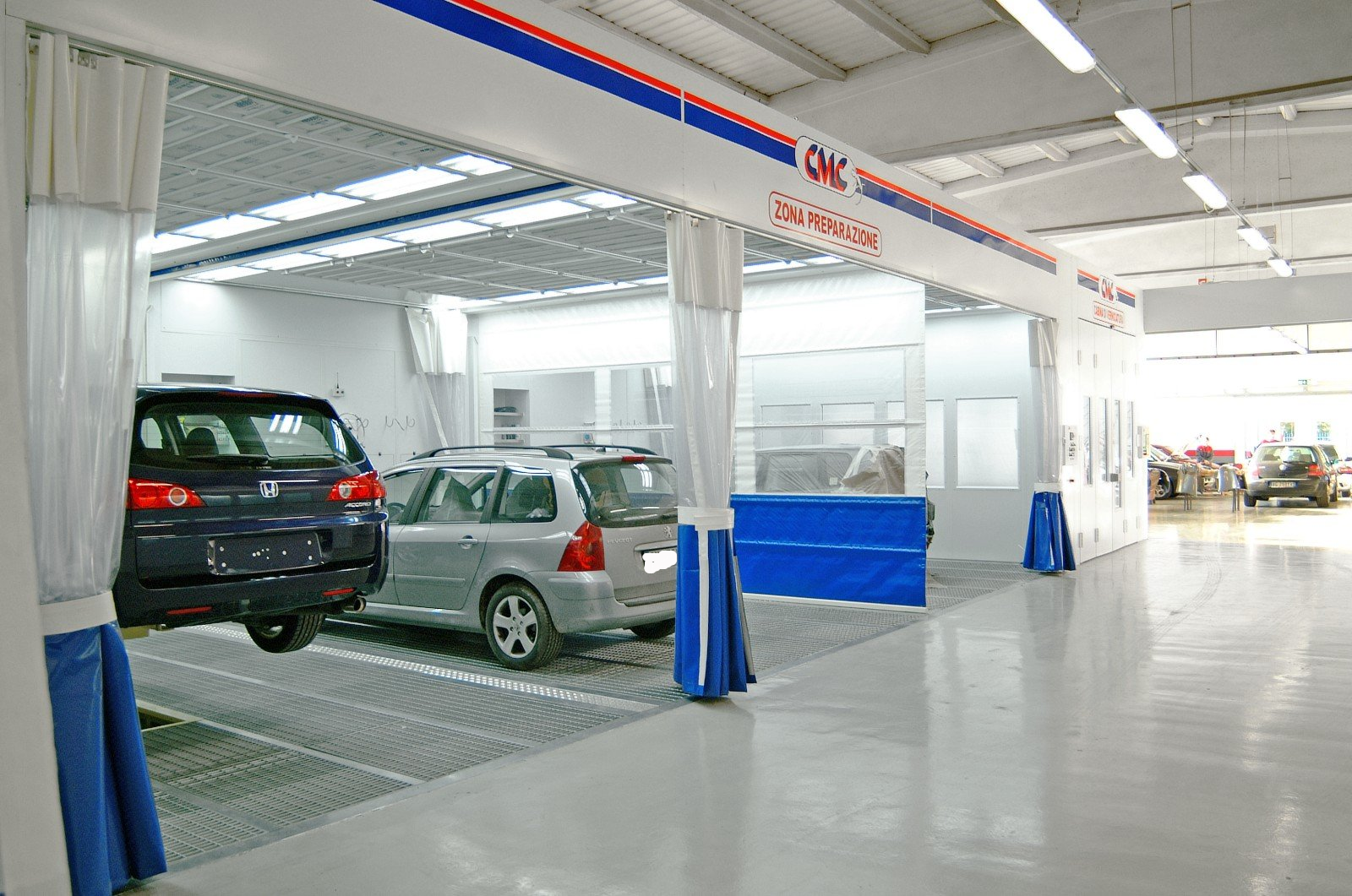 auto da riparare nella carrozzeria auto