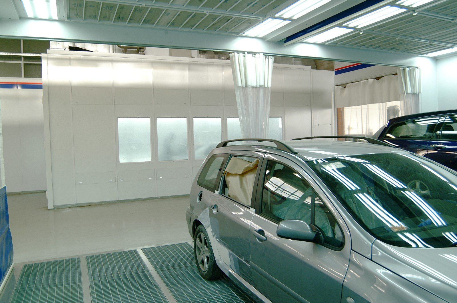 auto da verniciare nella carrozzeria auto