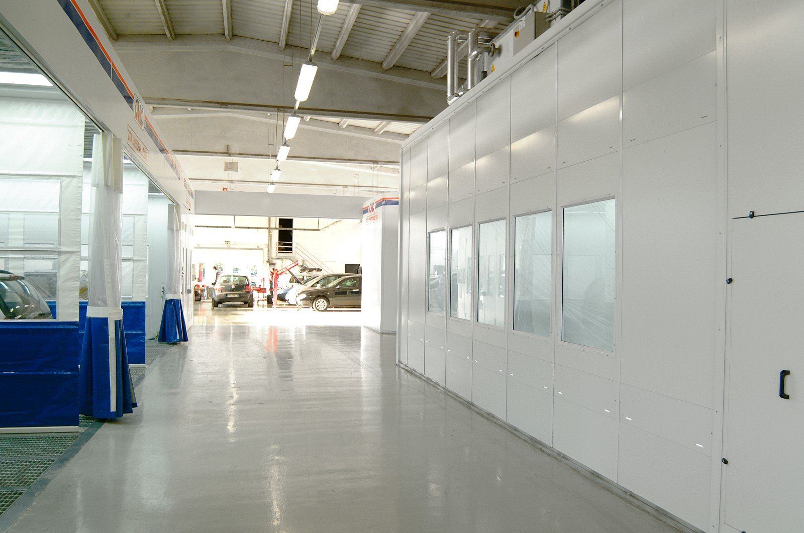 corridoio interno della carrozzeria auto