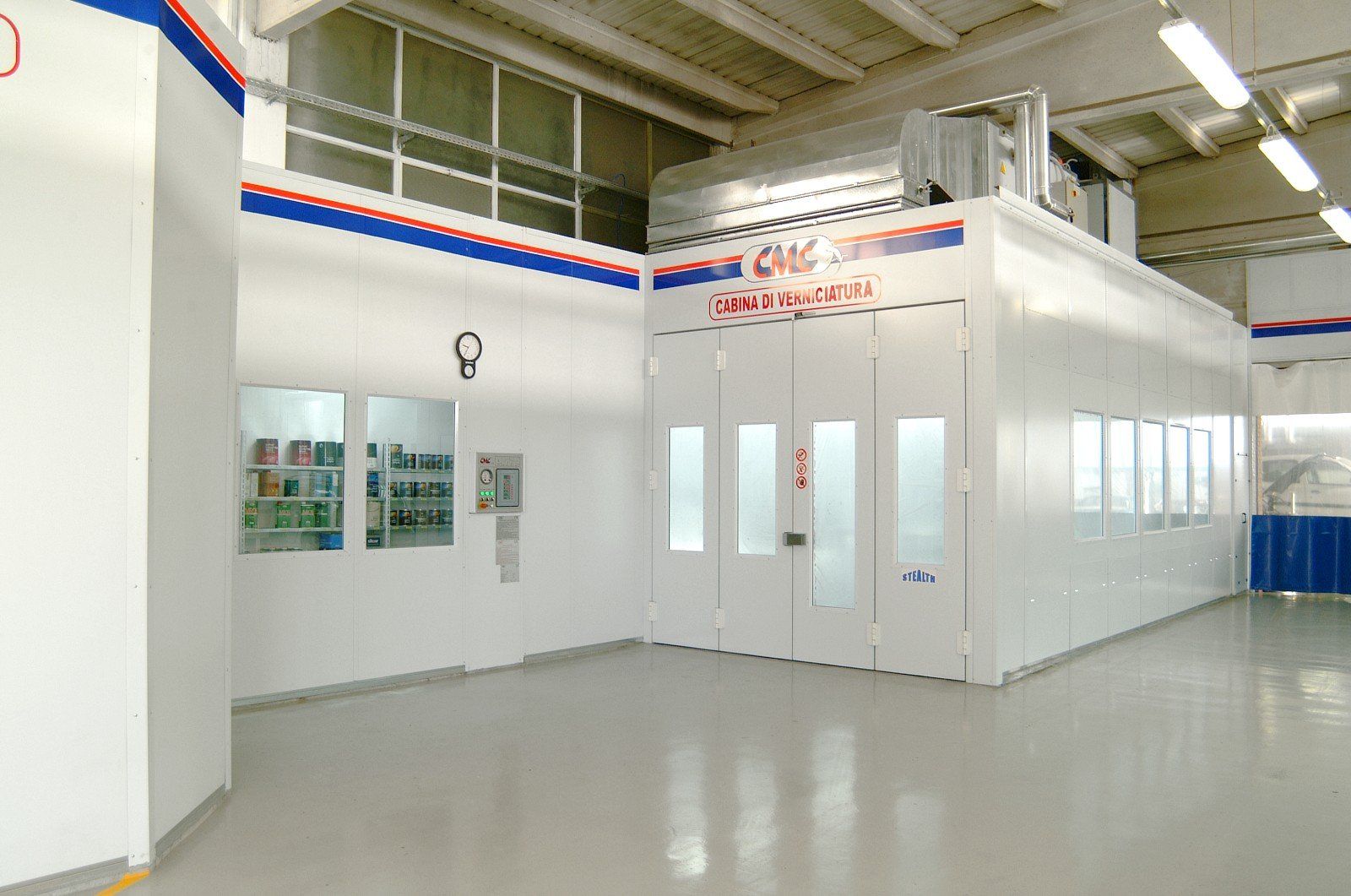 ingresso della cabina tintometrica della carrozzeria meccanica