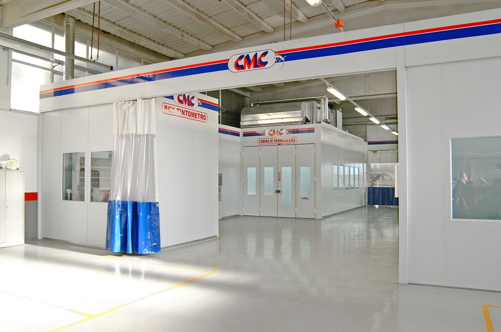 salone di verniciatura della carrozzeria meccanica Roma