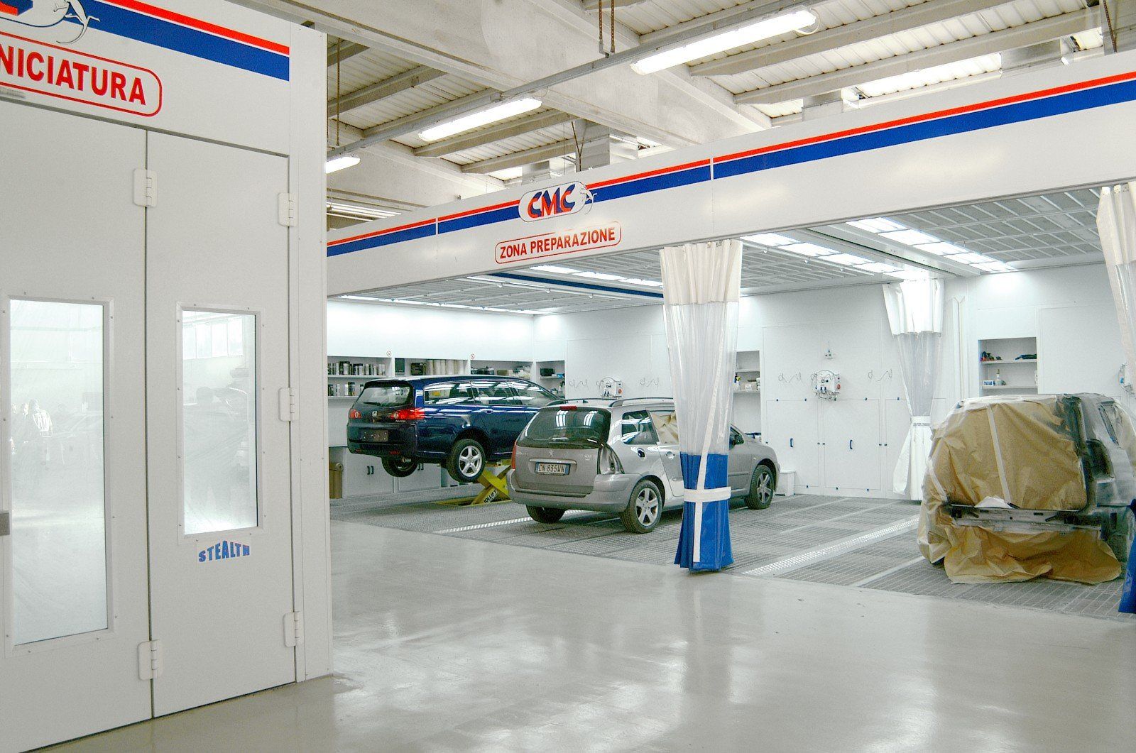 auto in attesa nella carrozzeria meccanica