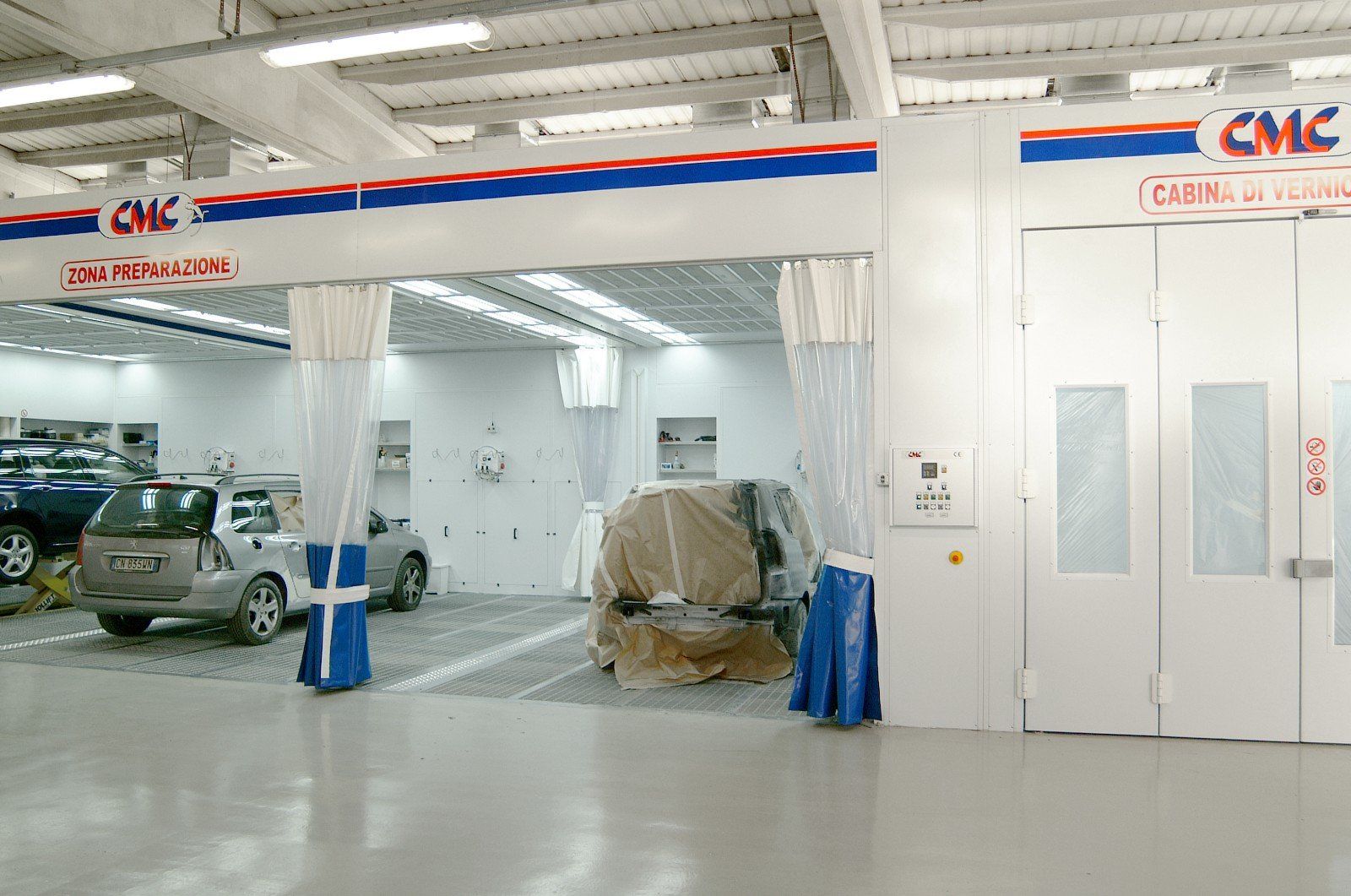 auto pronte da tinteggiare nella carrozzeria meccanica