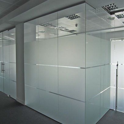 divisiones de oficina en vidrio templado