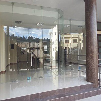 fachadas en vidrio templado