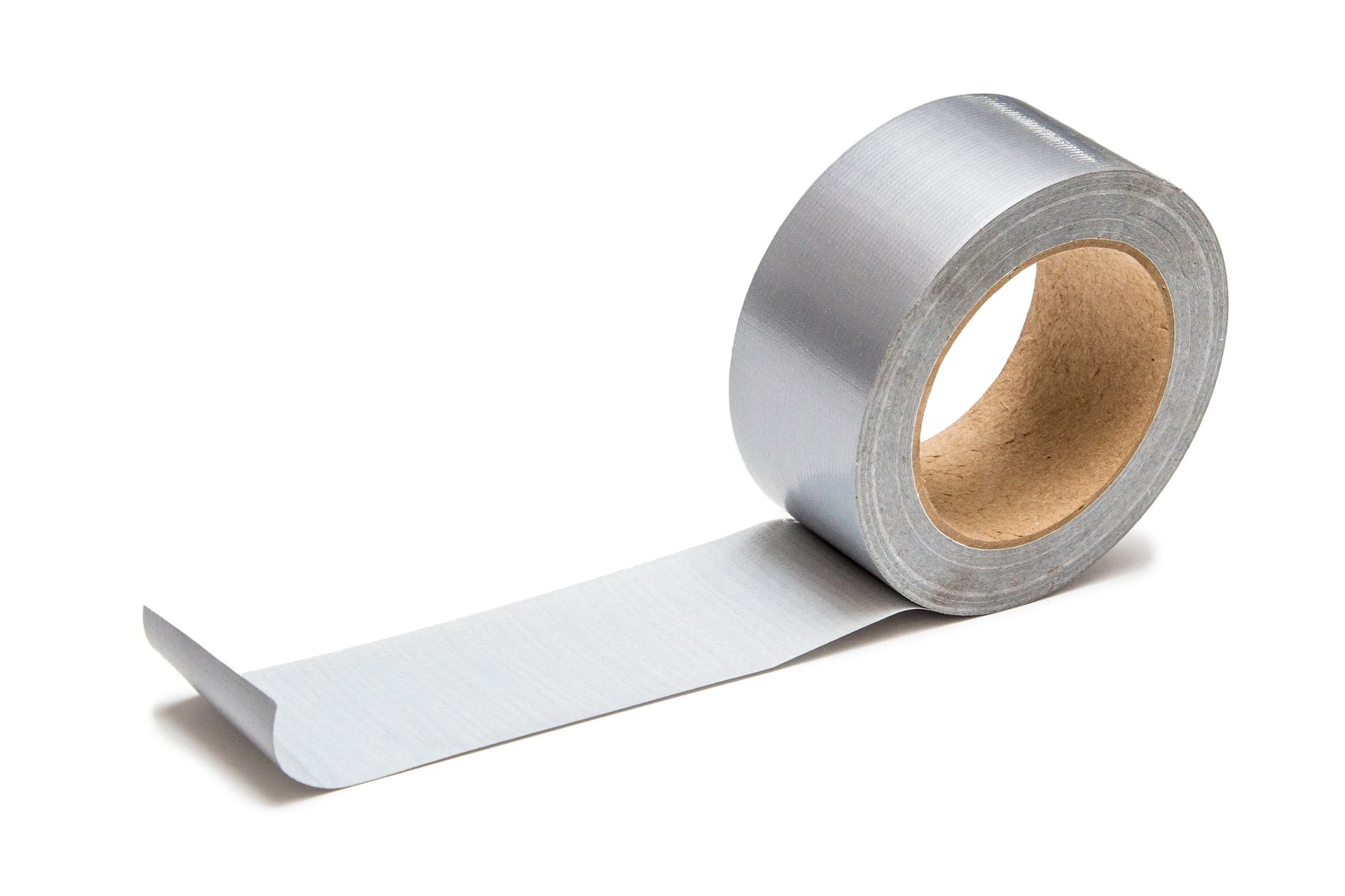 Un rotolo di nastro adesivo è appoggiato su una superficie bianca.