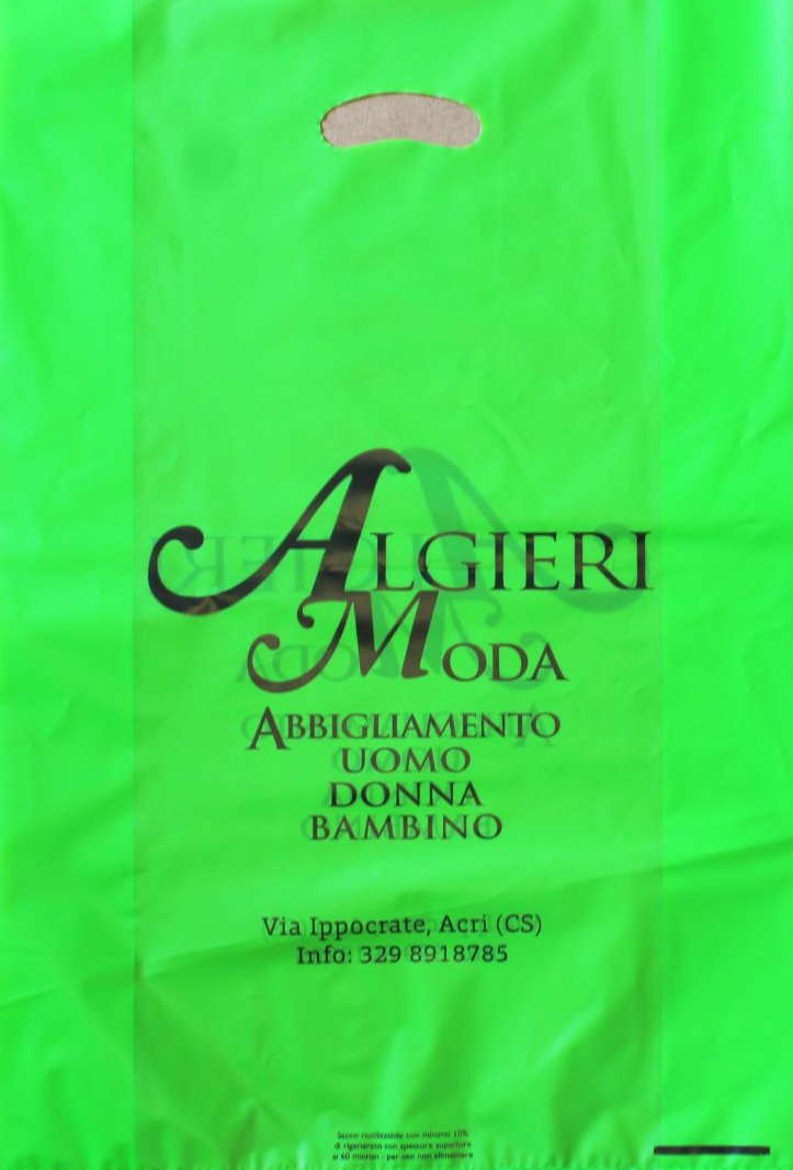 Un sacchetto di plastica verde con la scritta abbigliamento uomo donna bambino.