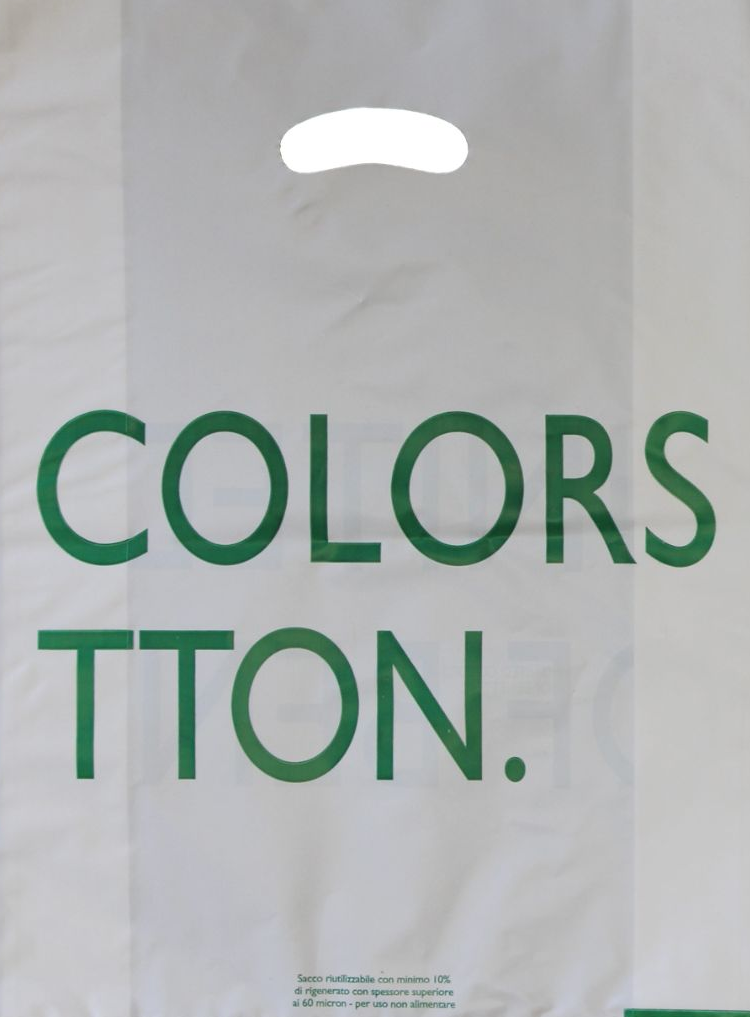 Un sacchetto di plastica bianco con una scritta verde che dice colori tton