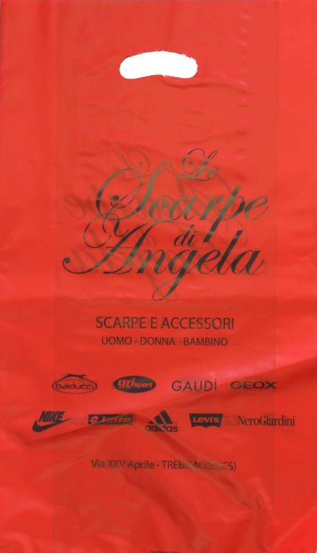 Una borsa rossa con la scritta