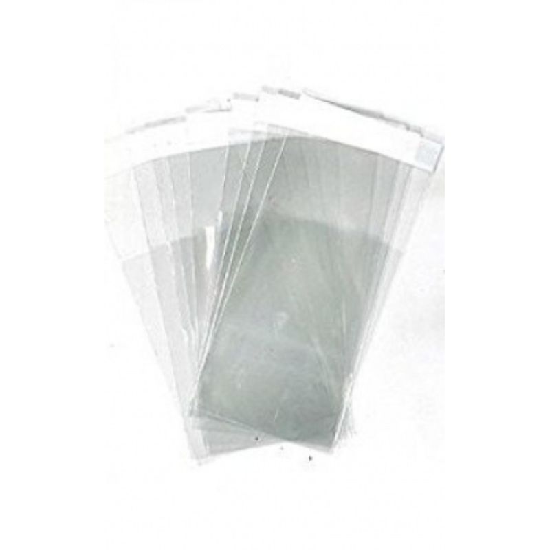 Un mucchio di sacchetti di plastica trasparenti impilati l'uno sull'altro su uno sfondo bianco.