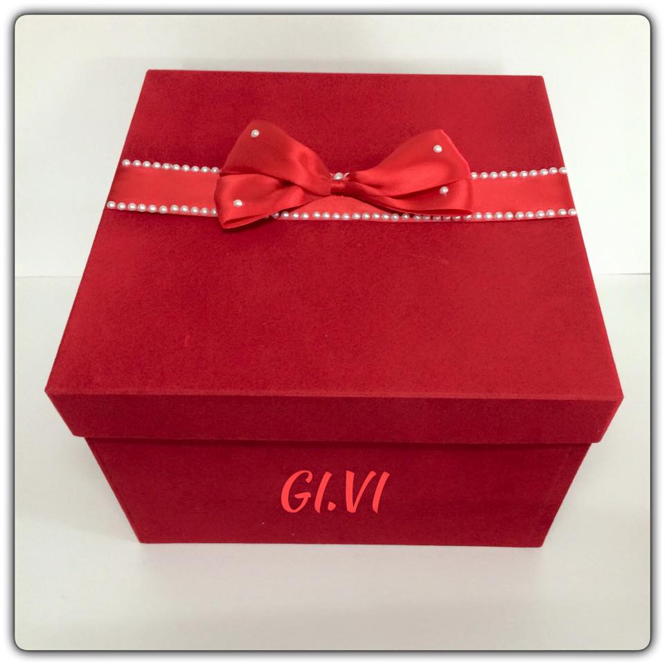 Scatola rossa quadrata