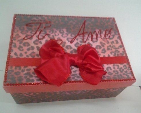 Scatola con fiocco rosso