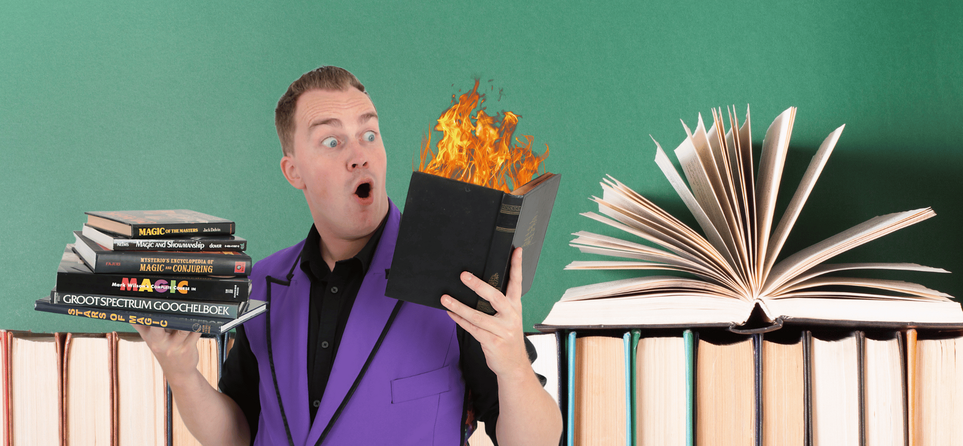 Een man in een paars vest houdt een boek vast waar vlammen uit komen.