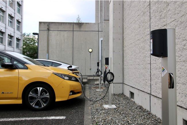 多摩美術大学に設置されているEV充電コンセントを利用してEV充電している日産LEAF