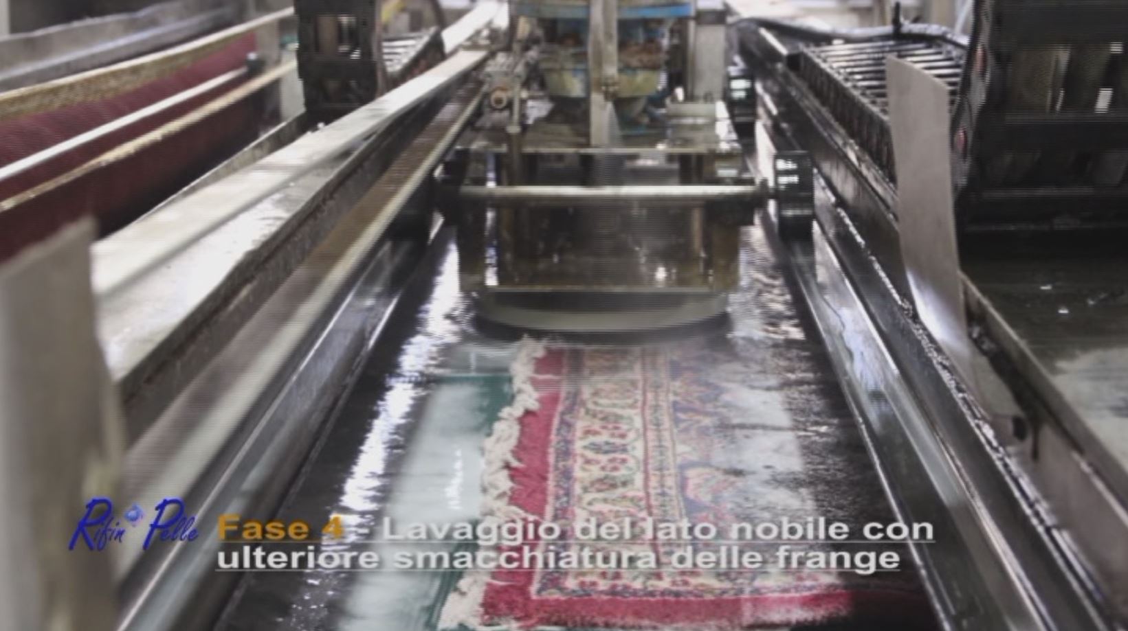 Lavaggio del lato nobile con ulteriore smacchiatura delle frange