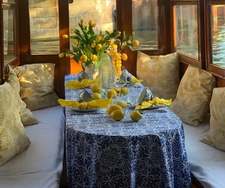 Privé salonboot met eten in de Amsterdamse Grachten
Wat is er romantischer en gezelliger dan te varen in je eigen prive salonboot waar aan boord een driegangen diner wordt geserveerd? Een luxe rondvaart met eten door de mooie grachten van Amsterdam. Ideaal voor een romantische avond,  een verjaardag of een stijlvol zakelij