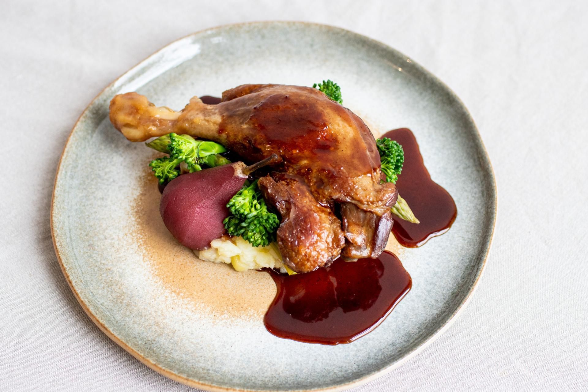 Privé salonboot met eten in de Amsterdamse Grachten
Wat is er romantischer en gezelliger dan te varen in je eigen prive salonboot waar aan boord een driegangen diner wordt geserveerd? Een luxe rondvaart met eten door de mooie grachten van Amsterdam. Ideaal voor een romantische avond,  een verjaardag of een stijlvol zakelij