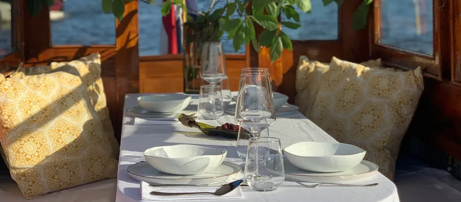 Privé salonboot met eten in de Amsterdamse Grachten
Wat is er romantischer en gezelliger dan te varen in je eigen privé salonboot waar aan boord een drie gangen diner wordt geserveerd? Een luxe rondvaart met eten door de mooie grachten van Amsterdam. Ideaal voor een romantische avond,  een verjaardag of een stijlvol zakelij