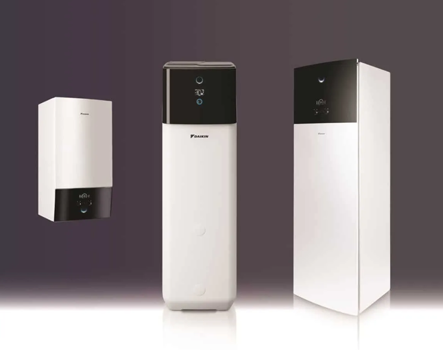 Tre unità di riscaldamento e raffreddamento Daikin, di cui una a parete e due a pavimento, nei colori bianco e nero.