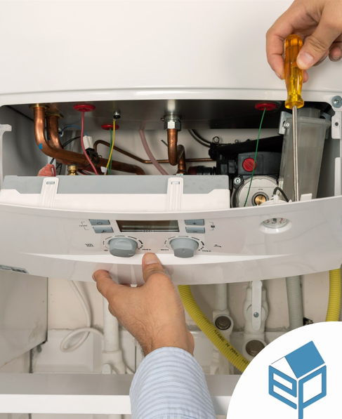 Un tecnico specializzato sta effettuando la manutenzione di una caldaia a condensazione aperta, utilizzando un cacciavite giallo per regolare i componenti interni.