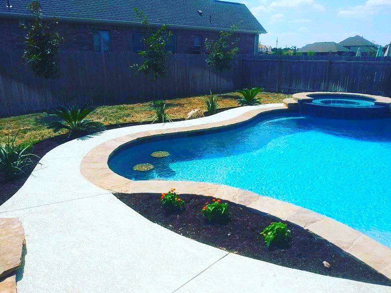 landscaped-swimming-pool