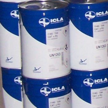 Una pila di lattine blu e bianche di ICLA