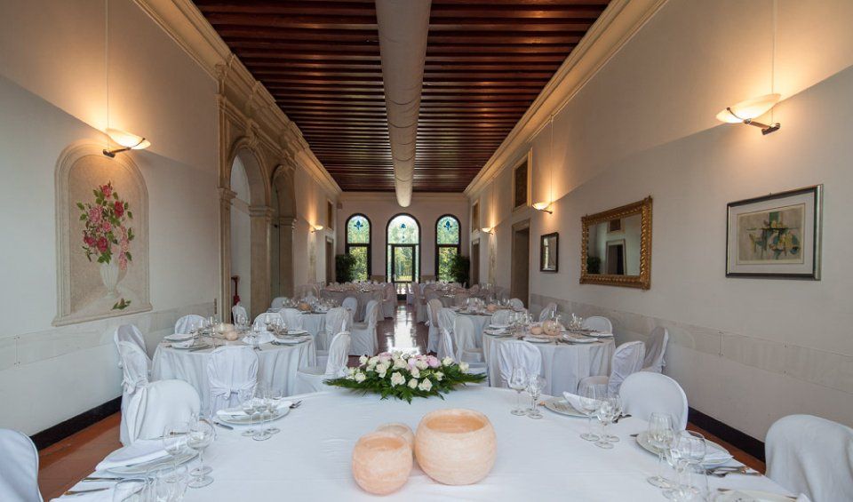 sala allestita per matrimonio